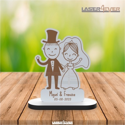 Figura decorativa acrílica casal noivos com texto aniversário de casamento