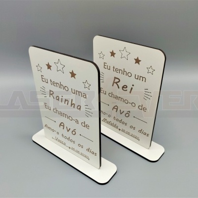 Suportes de mesa brancos com textos em português sobre avó e avô