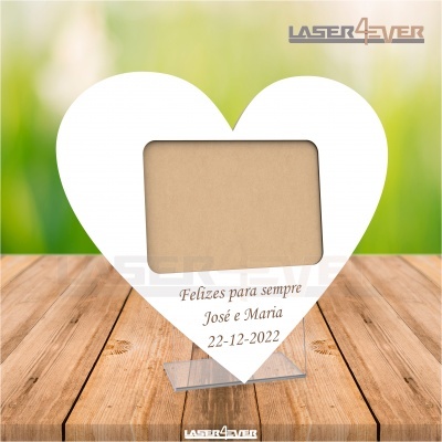 Moldura de fotografia coração branca com texto gravado e suporte transparente