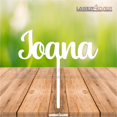 Decorativo em madeira com o nome Joana sobre mesa de madeira com fundo verde desfocado