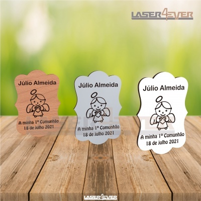 Três placas decorativas para primeira comunhão com nome e data, em madeira castanha, cinzento metálico e branco.