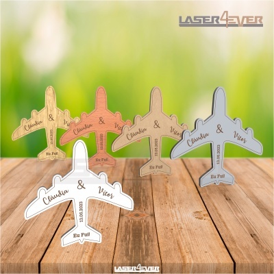 Cinco modelos de avião coloridos e de madeira com texto gravado em superfície de madeira