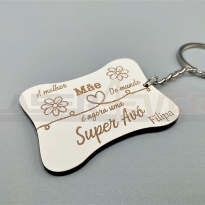 Porta-chaves branco com texto dourado e desenhos de flores e coração