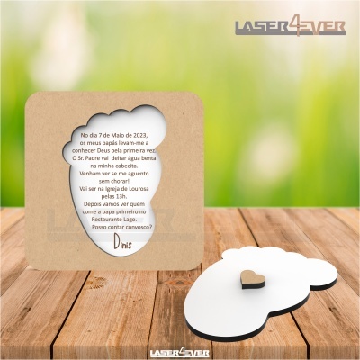 Convite em forma de pé com texto em português em fundo de madeira e fundo difuso verde e amarelo claro