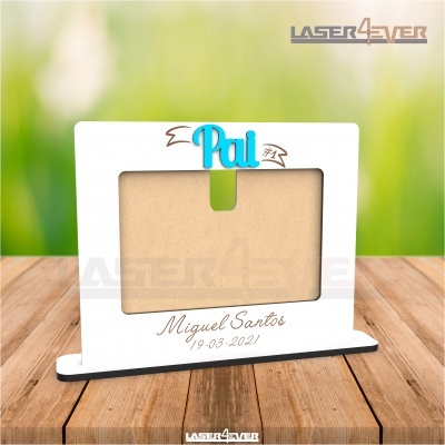 Moldura de fotografia branca para mesa com palavra azul 'Pai' e gravação 'Miguel Santos 19-03-2021'