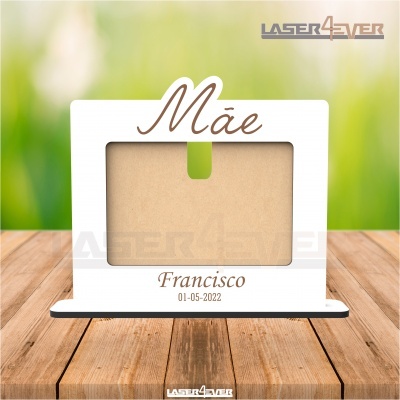 Porta-retrato branco em madeira com palavras 'Mãe' e 'Francisco 01-05-2022'