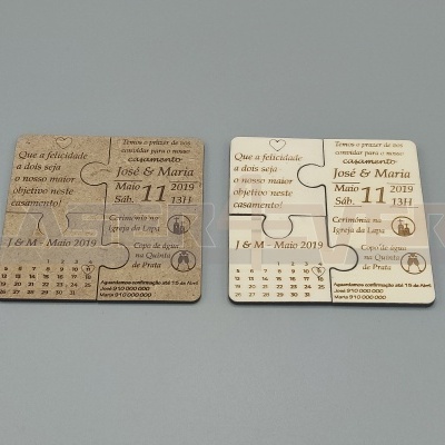 Dois calendários de madeira em formato de puzzle para casamento, com texto gravado e datas destacadas.