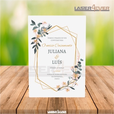 Convite de casamento floral com moldura dourada e texto em português