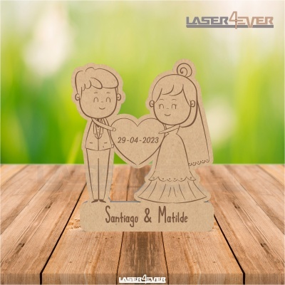 Estatueta em madeira de casal de noivos com coração e data gravada