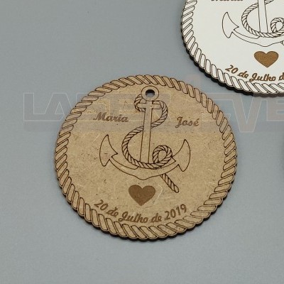 Peça redonda de madeira com âncora gravada, nomes, coração e data