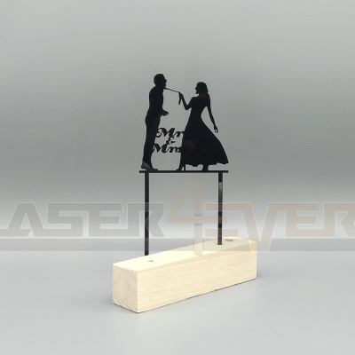 Objeto decorativo de casal em metal preto sobre base de madeira clara