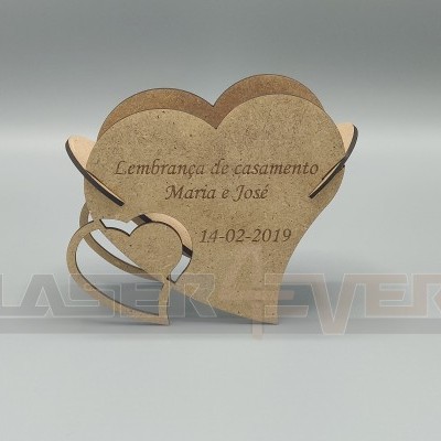 Objeto decorativo em madeira com corações e texto gravado