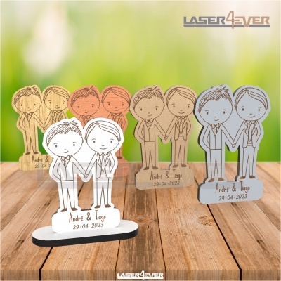 Estatuetas acrílicas de casal, texto André & Tiago 29-04-2023
