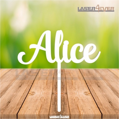 Topo de bolo branco com nome Alice em letra cursiva sobre madeira
