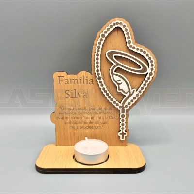 Suporte de vela tealight com figura religiosa e texto gravado em madeira
