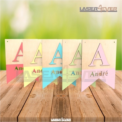 Cinco placas decorativas em madeira com letras grandes A e nome André