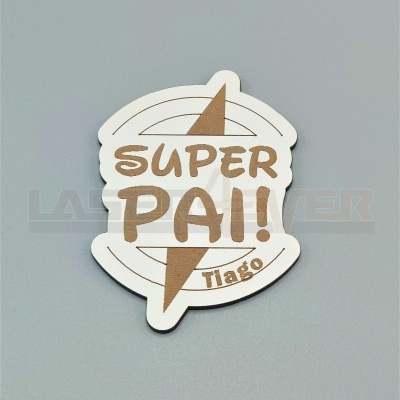 Autocolante branco com texto castanho 'SUPER PAI!' e nome 'Tiago' com design gráfico.