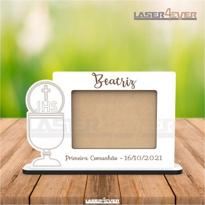 Moldura branca para fotografia de Primeira Comunhão com cálice e cruz e texto personalizado.