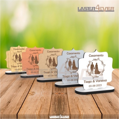 lembranças de casamento em madeira e acrílico com texto Tiago & Vanessa e data 03-06-2023