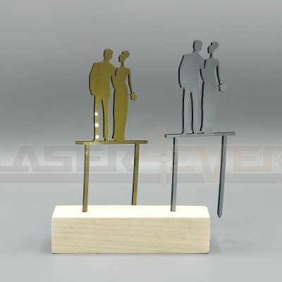 Marcadores para bolo casal dourado e prateado em base de madeira