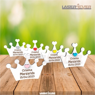 Cinco coroas brancas decorativas com corações coloridos e inscrições em madeira