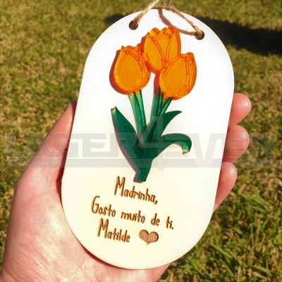 Placa decorativa branca oval com tulipas laranjas e texto para madrinha em português