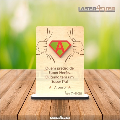 Placa decorativa personalizada para pai, em madeira clara, com desenho de super-herói e texto em português
