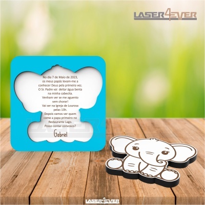 Convite com design de elefante azul e branco com texto em português