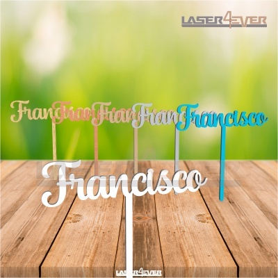 Toppers de bolos com o nome Francisco em várias cores e materiais sobre madeira