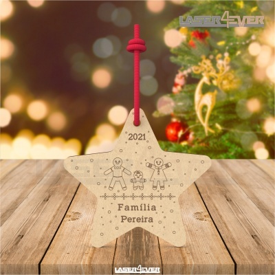 Decoração de Natal estrela de madeira com texto Familia Pereira 2021 e bonecos de gengibre