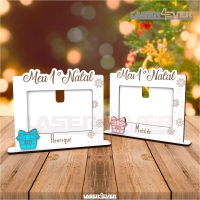 Dois porta-fotos em madeira branca com decorações natalinas e nomes Henrique e Matilde.