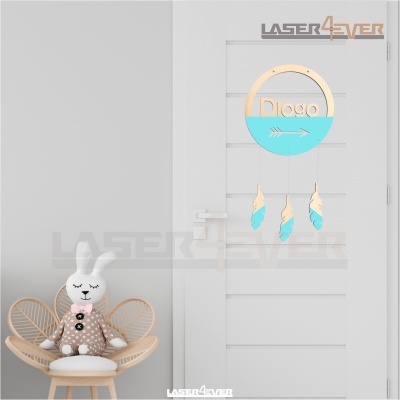 Decoração de madeira pendurada numa porta branca com o nome Diogo e um coelho de peluche numa cadeira de madeira clara