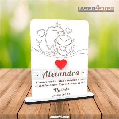 Placa decorativa com ilustração de pássaros, texto e coração vermelho