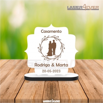 Placa decorativa de casamento em acrílico branco com base preta e texto personalizado