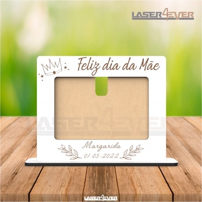 Suporte para foto branco com texto comemorativo e decoração em madeira
