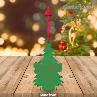 Ornamento de Natal verde em forma de árvore com texto pendurado numa corda vermelha sobre madeira