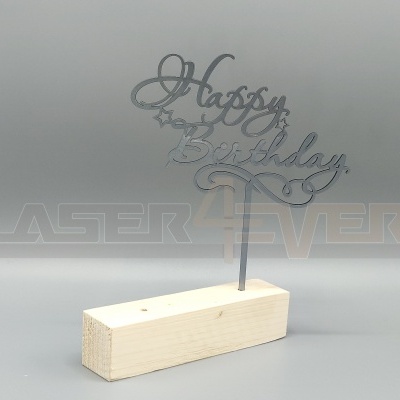 Decoração 'Happy Birthday' em acrílico preto numa base de madeira clara