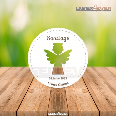 Cartão decorativo redondo com anjo verde recortado e texto em português sobre madeira