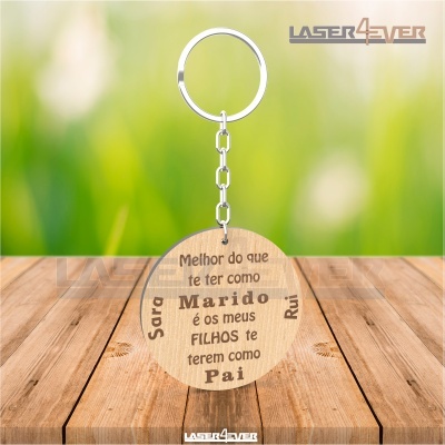 Porta-chaves redondo em madeira com texto gravado a laser e corrente metálica