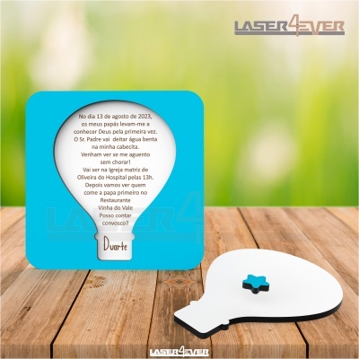 Convite em forma de balão em madeira com base azul e texto em português