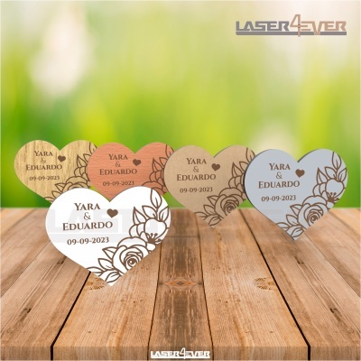 Cinco placas em forma de coração gravadas com nomes e data