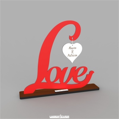 Objeto decorativo vermelho com a palavra Love e coração branco pendurado com nomes