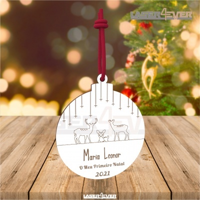 Ornamento natalício redondo branco com veados e texto personalizado pendurado