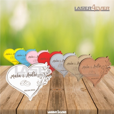 Placas de coração em várias cores e materiais com gravação a laser de nomes e data