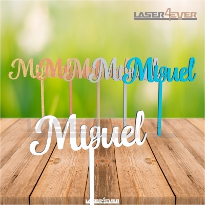 Nomes decorativos em MDF com a palavra 'Miguel' em várias cores sobre mesa de madeira