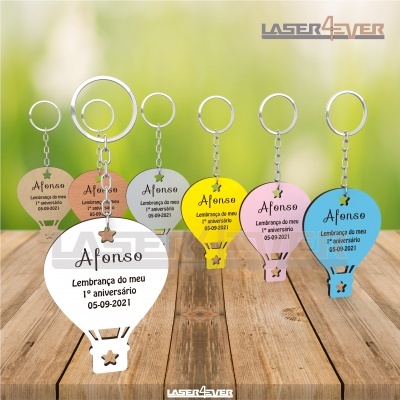 Porta-chaves em madeira em forma de balão de ar quente com texto gravado a laser para lembrança de aniversário.