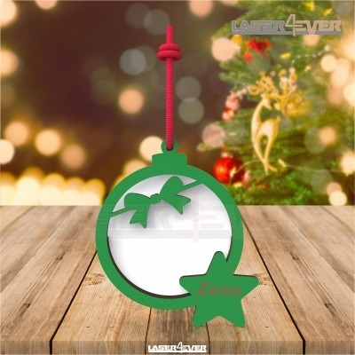 Ornamento de Natal verde com nome 'Lara' pendurado em cordão vermelho
