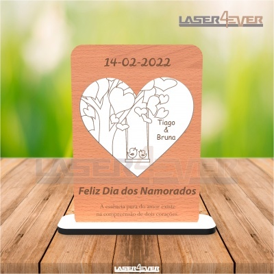 Placa decorativa de madeira com recorte de coração e texto comemorativo do Dia dos Namorados