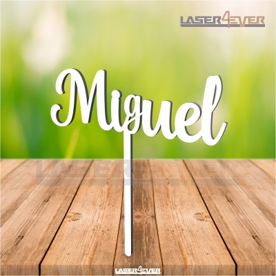 Decoração branca com nome Miguel em letra cursiva sobre madeira