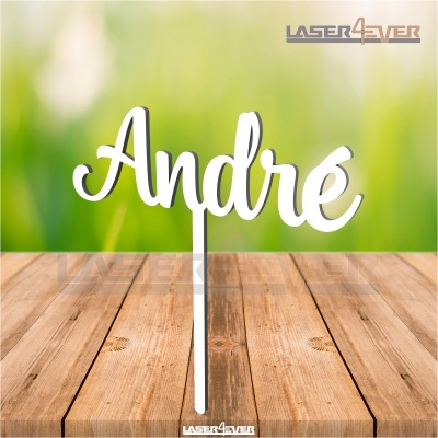 Decoração de madeira com o nome Andre em letra cursiva sobre superfície de madeira